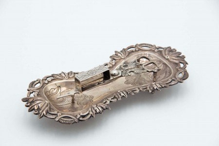 Bandeja e tesoura de morrões em prata com recortes